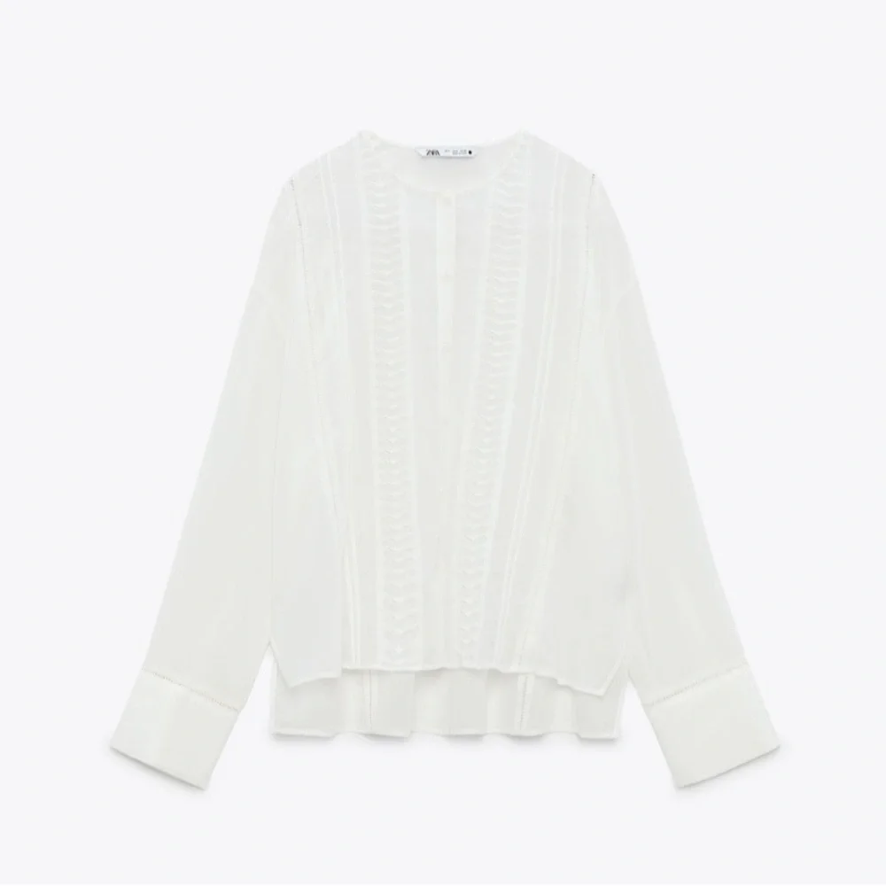 🐚 ZARA IVORY PRRFORATED THE MONA BLOUSE!